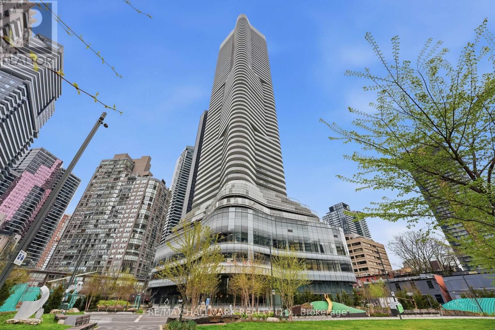 Property Photo:  11 Wellesley Street West 5704  ON M4Y 0G4 