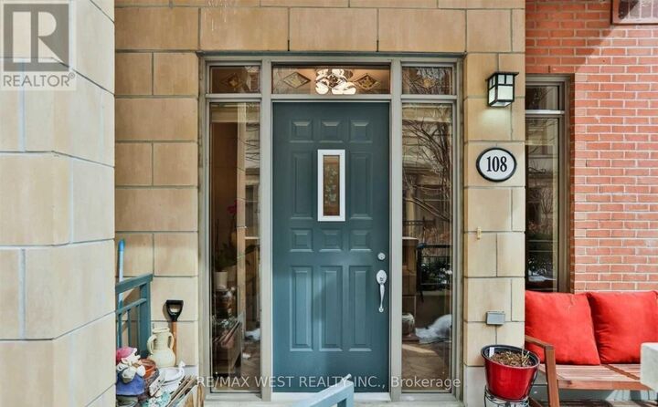 Property Photo:  330 Princess Royal Drive Gv-108  ON L5B 4M8 