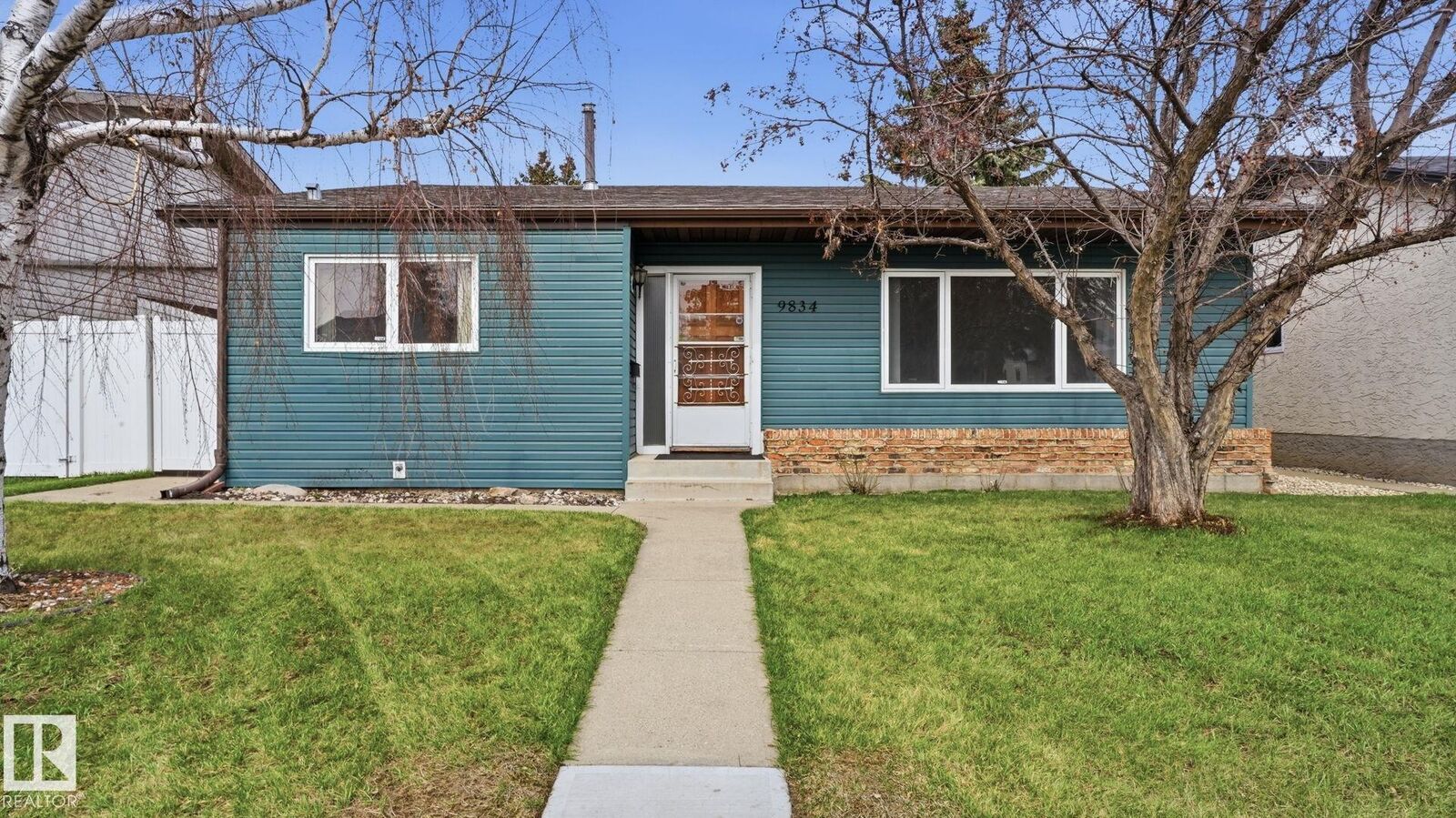 Property Photo:  9834 167A Avenue NW  AB T5X 2Z2 