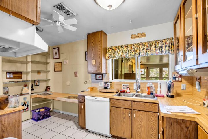 Property Photo:  1427 Cheshire Lane  TX 77018 
