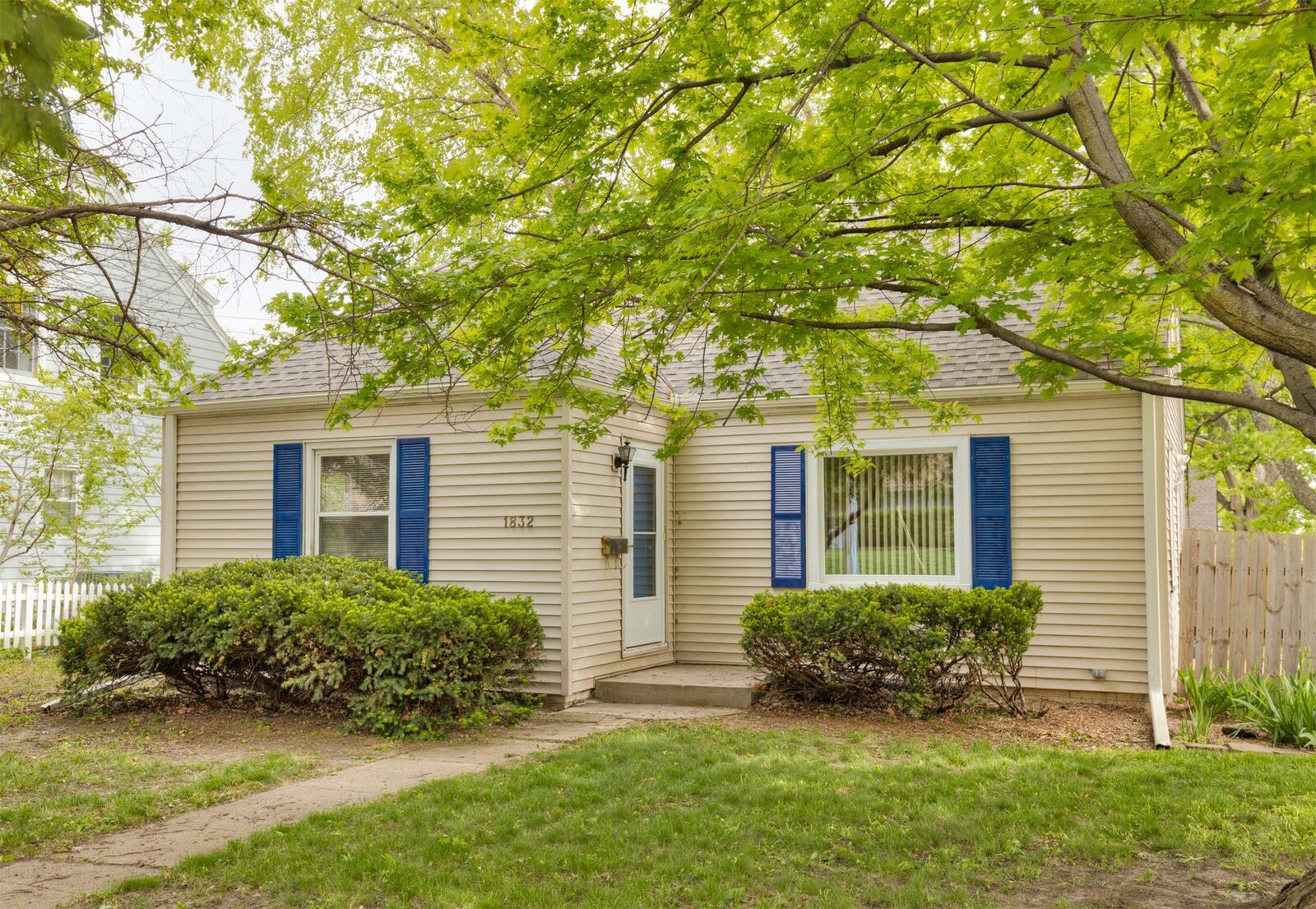 Property Photo:  1832 Vine Street  IA 50265 