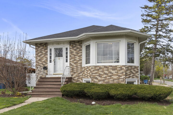Property Photo:  202 S Pick Avenue  IL 60126 