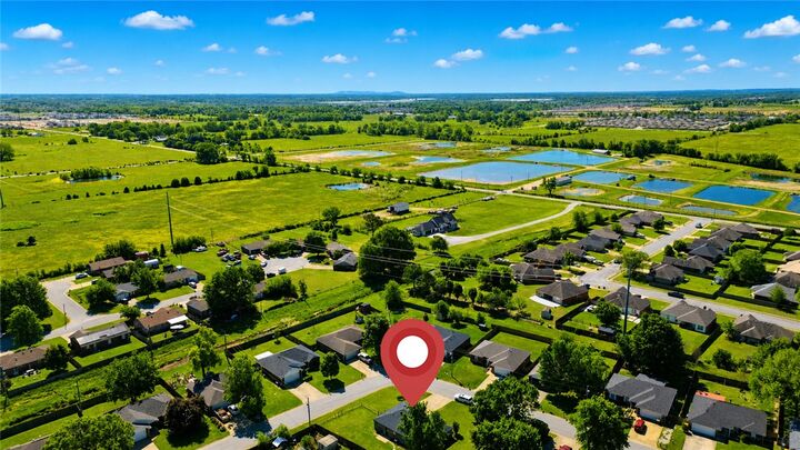 Property Photo:  700 Ponderosa Street  AR 72719 
