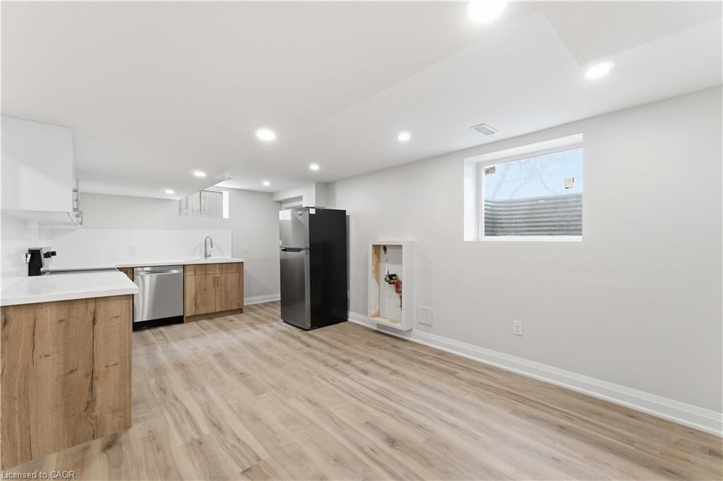 Property Photo:  124 McElroy Road E 3  ON L9A 1Y9 