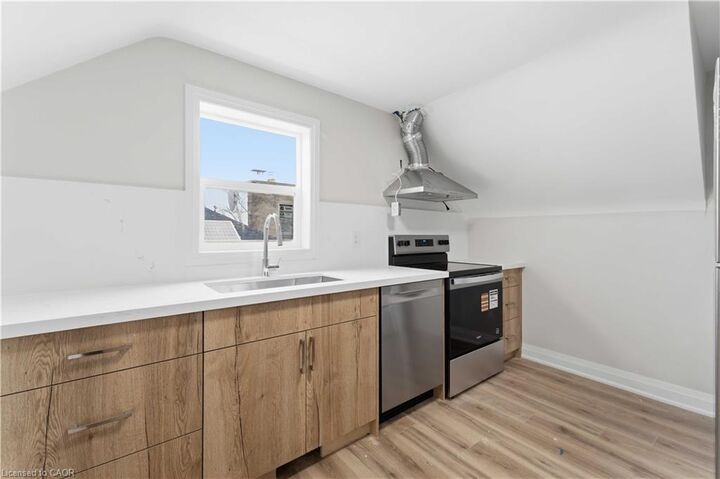Property Photo:  124 McElroy Road E 2  ON L9A 1Y9 
