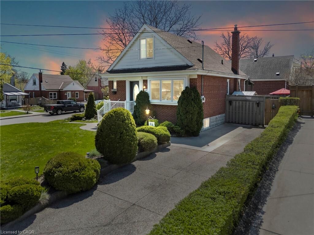 Property Photo:  22 Dundonald Avenue  ON L8K 4Z9 