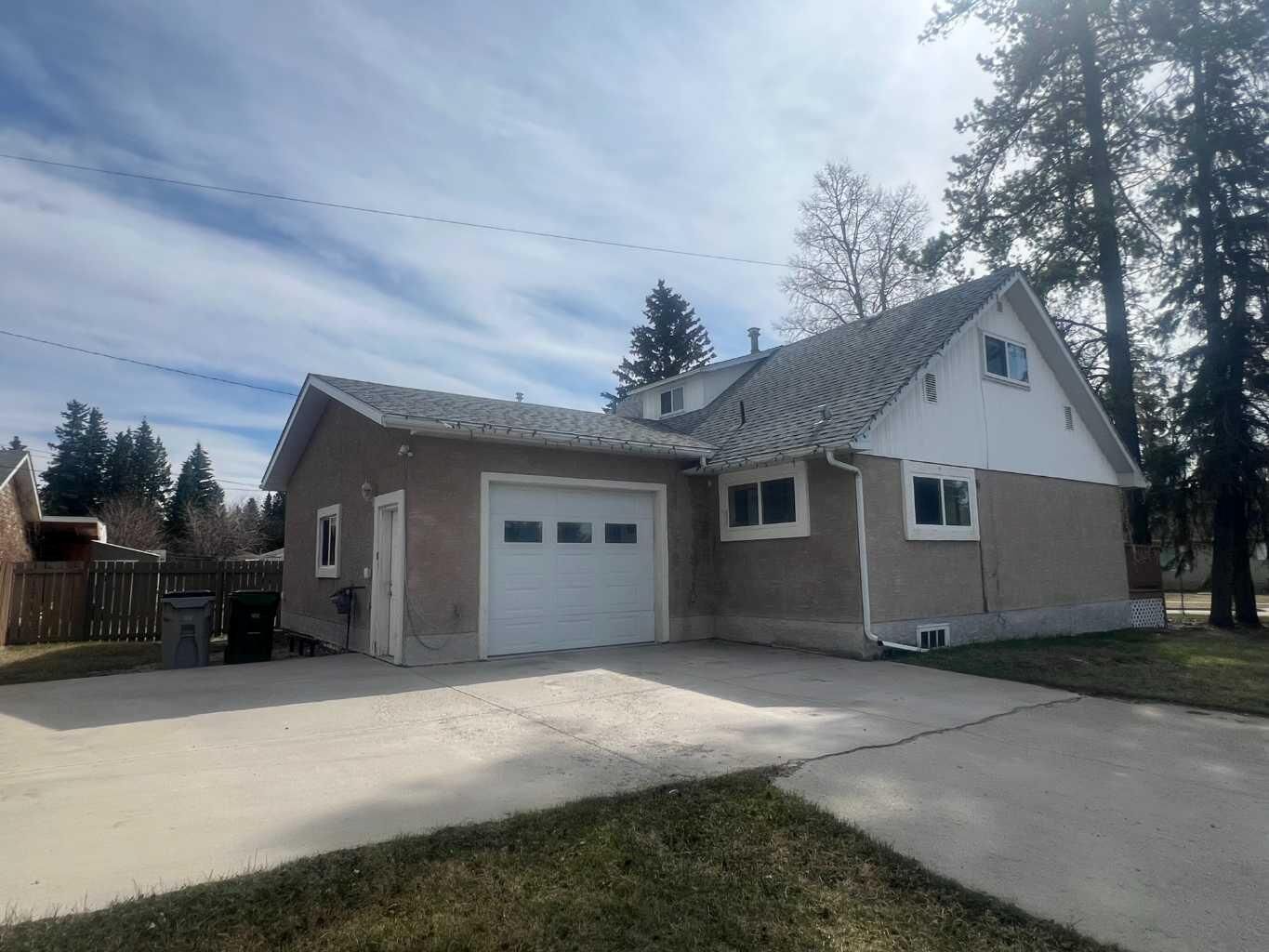 Property Photo: 4238 5 Avenue AB T7E 1A7