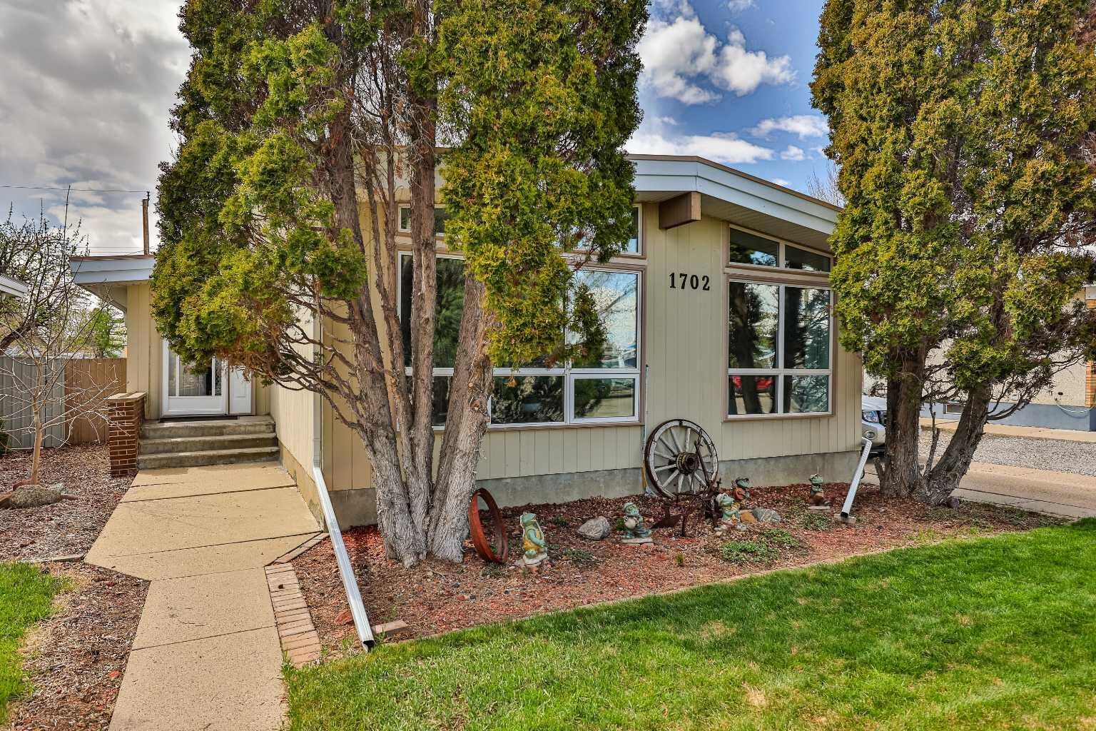 Property Photo:  1702 26 Street S  AB T1K 2N6 