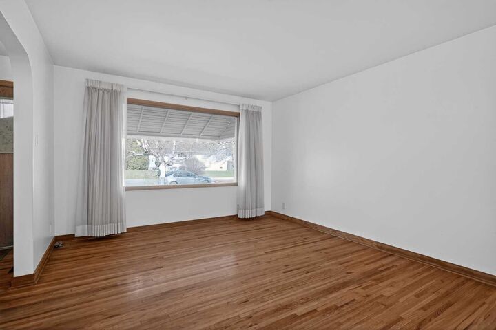 Property Photo:  2416 38 Street SW  AB T3E 3E5 