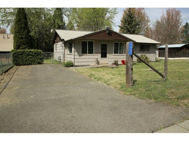 Property Photo:  1021 N Columbus Ave  WA 98620 