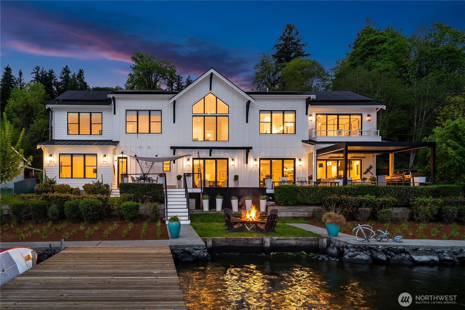 Property Photo:  4233 E Lake Sammamish Shore Lane SE  WA 98075 