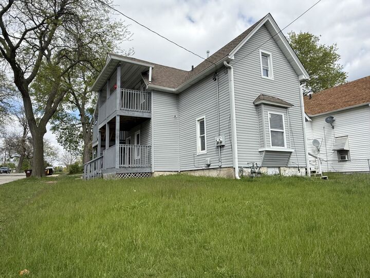 Property Photo:  727 Montague Street  IL 61102 