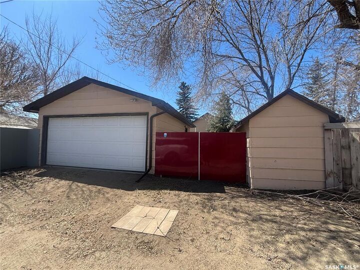 Property Photo:  906 Weldon Avenue  SK S7M 2V6 