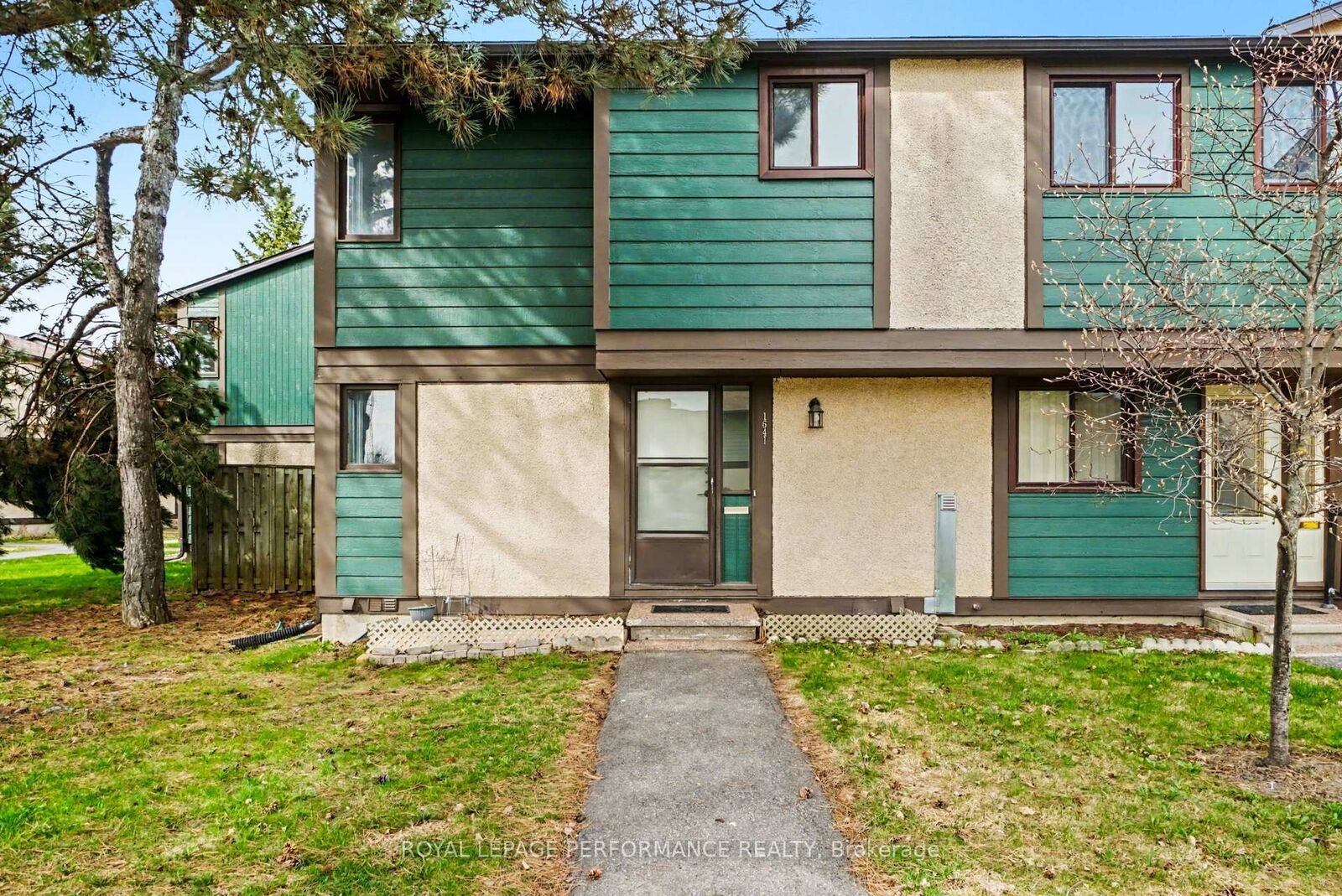 Property Photo: 1641 Meadowbrook Road ON K1B 4W6