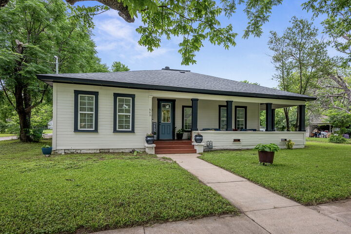 Property Photo: 602 E 6th Street TX 76520