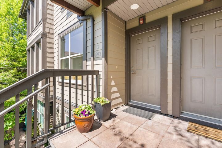 Property Photo:  307 E 15th Street 3  BC V7L 2R6 