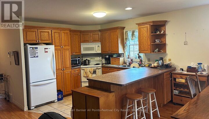 Property Photo:  218 Bethune Crescent  ON N7A 4M7 