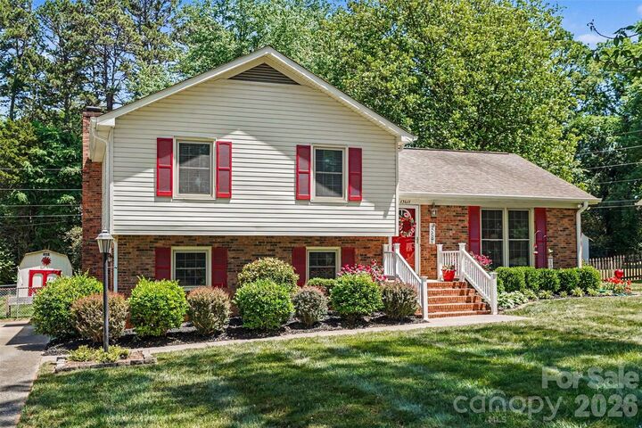 Property Photo:  13611 Idlefield Lane  NC 28105 