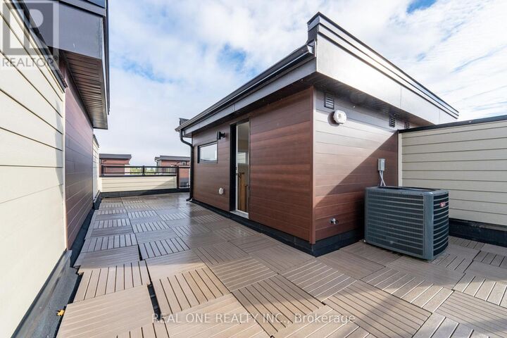 Property Photo:  28 Credit Lane  ON L4E 1G9 