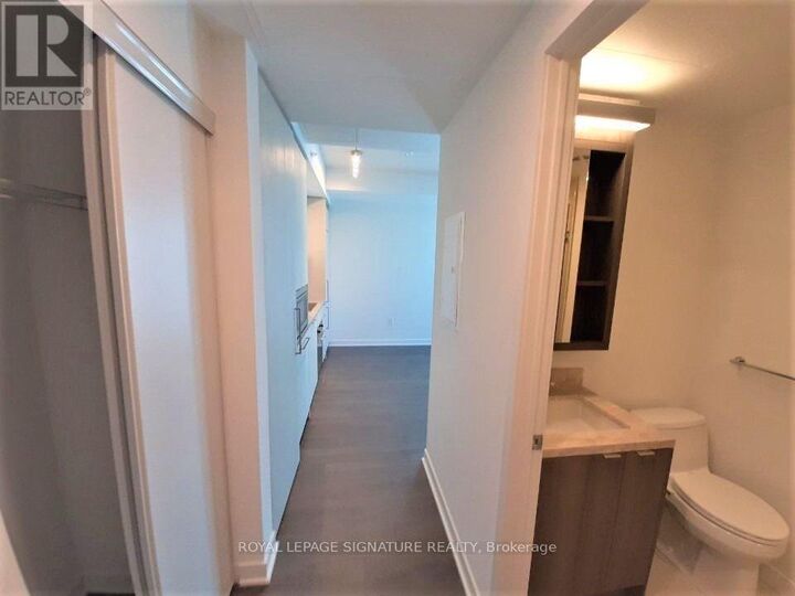 Property Photo:  115 Blue Jays Way 3811  ON M5V 0N4 