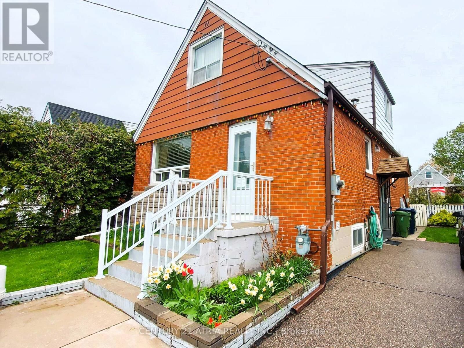 Property Photo:  95 Ionview Road  ON M1K 2Z8 