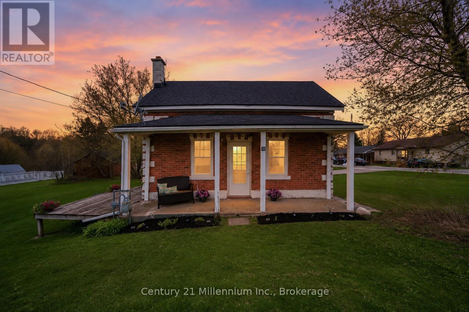 Property Photo:  38 Alice Street  ON N0C 1E0 