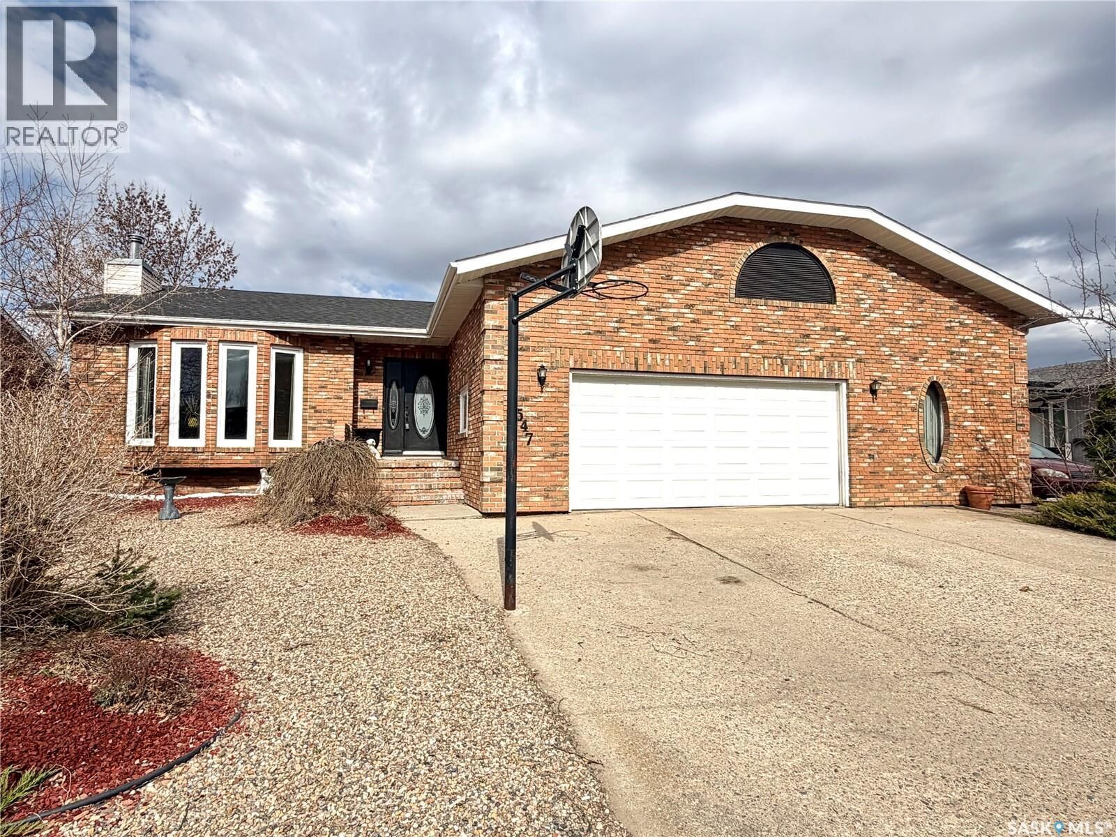 Property Photo:  2547 Cardinal Crescent  SK S9A 3X1 