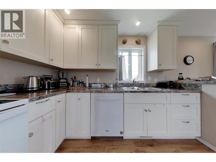 Property Photo: 318 8th Avenue BC V0B 1G3