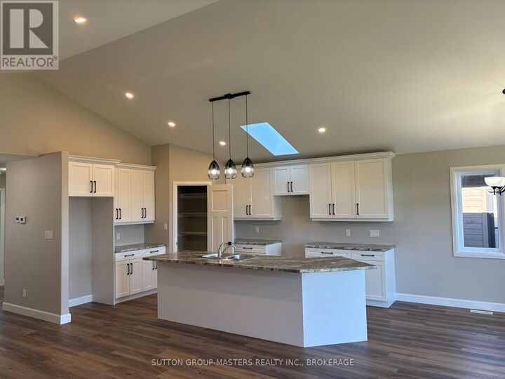 Property Photo:  812 Windermere Drive  ON K7P 0N5 