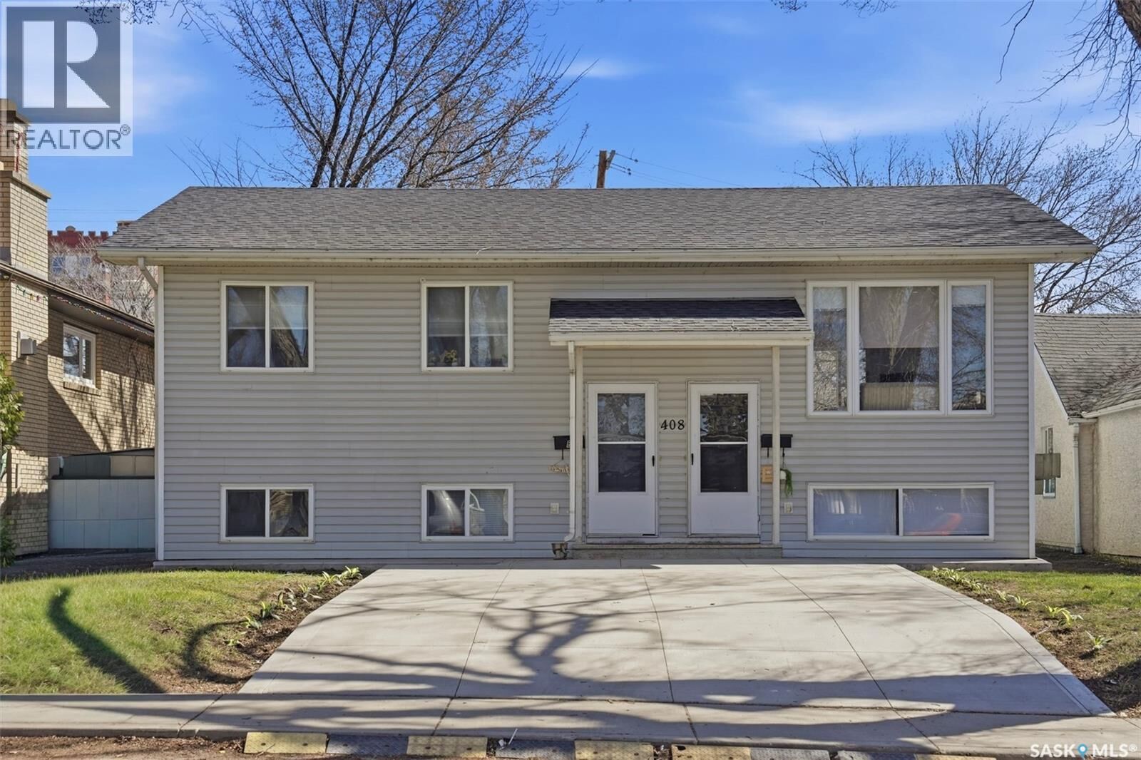 Property Photo:  408 L Avenue N  SK S7L 2P7 