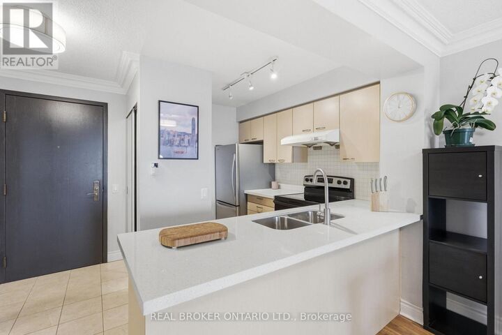 Property Photo:  2 Clairtrell Road 609  ON M2N 7H5 