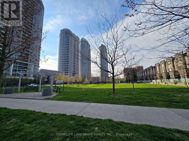 Property Photo:  275 Village Green Square 1217  ON M1S 0L8 