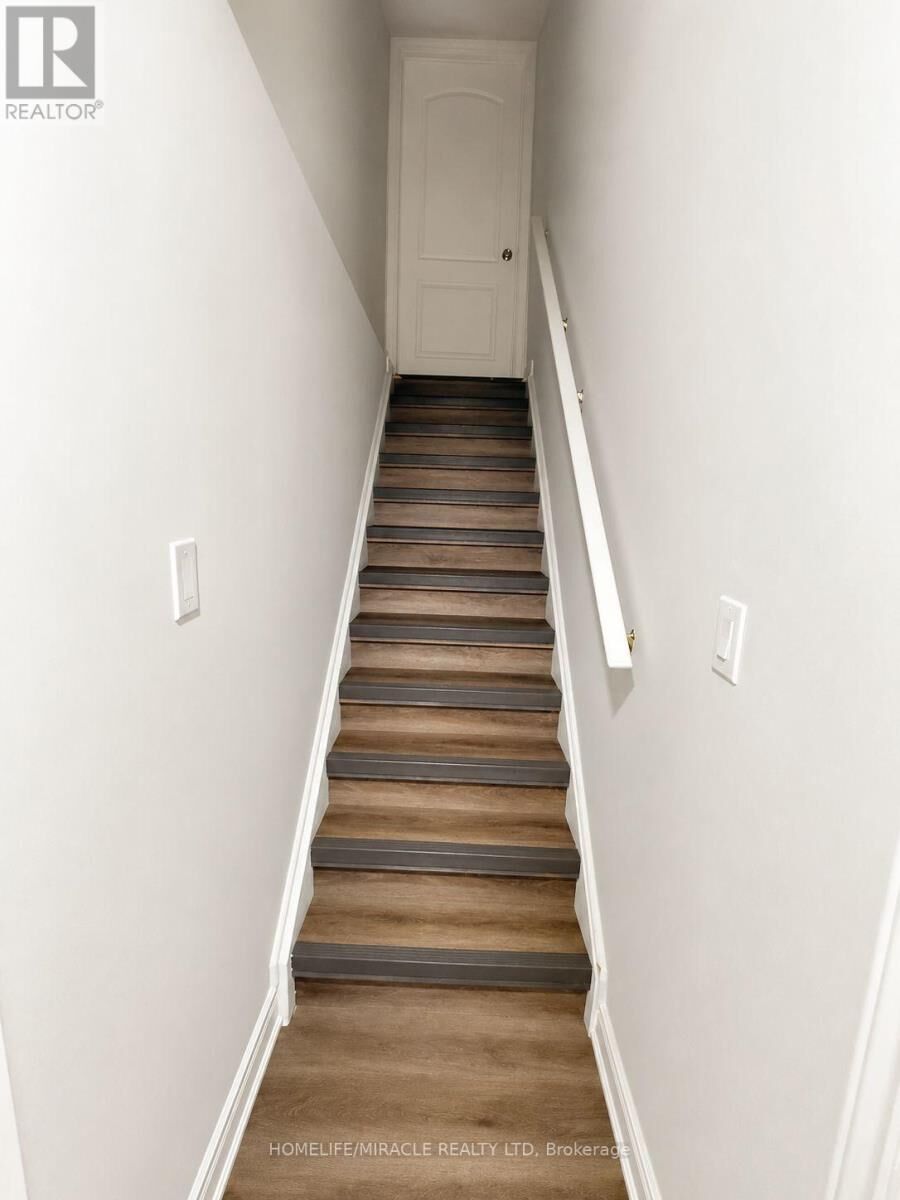 Property Photo:  61 Lyndbrook Crescent Lower  ON L6P 2N9 