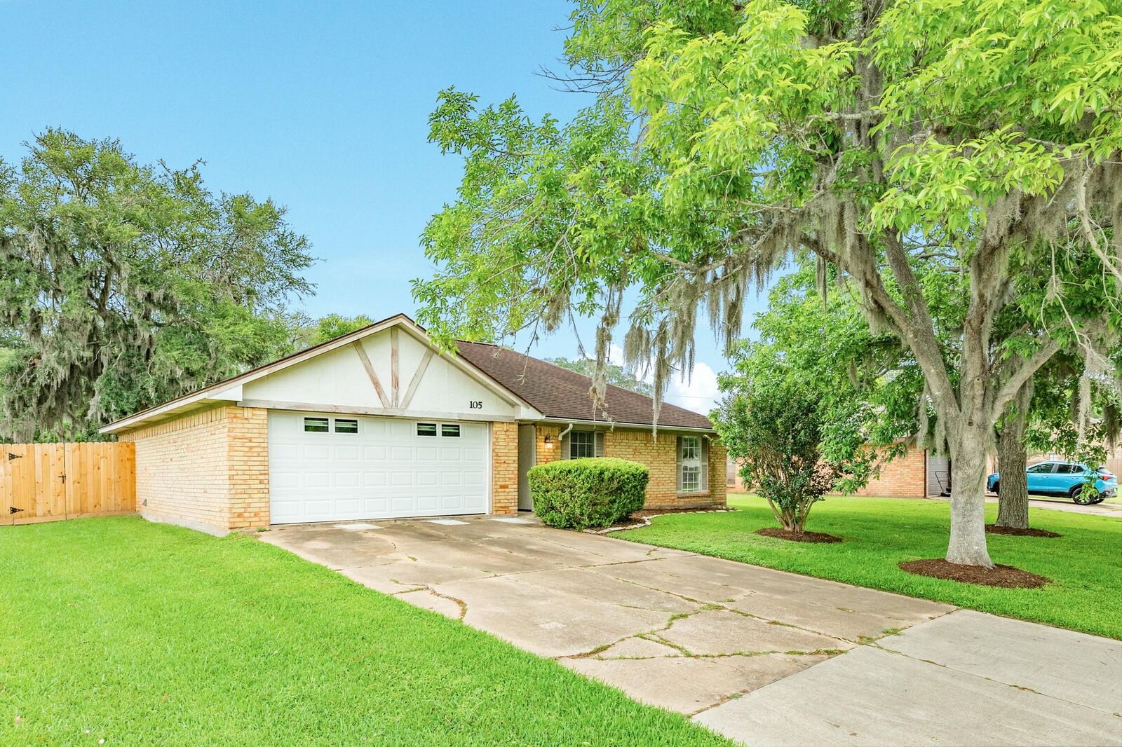 Property Photo:  105 Sugar Cane Trace  TX 77566 