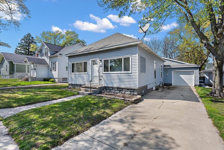 Property Photo:  1012 Ireland Avenue  MI 49441 