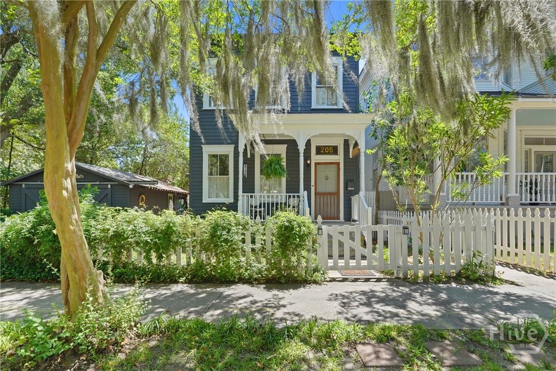 Property Photo: 205 E 39th Street GA 31401