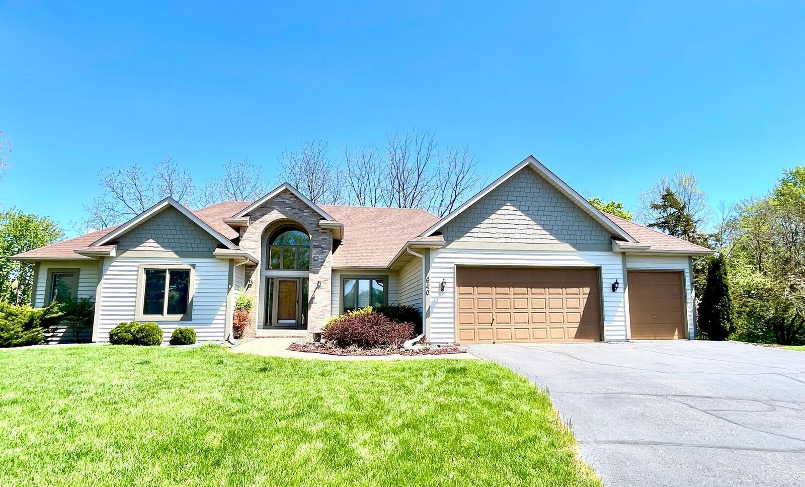 Property Photo:  640 S Park Court  MN 55033 