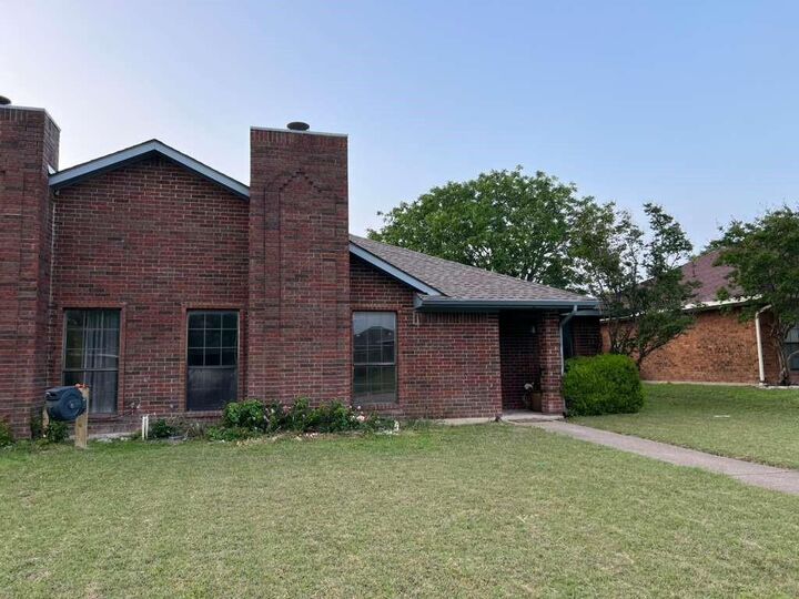 Property Photo:  511 Amber Lane  TX 75115 