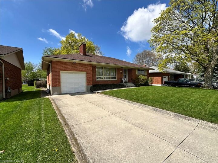 Property Photo:  130 Gardiner Avenue E  ON N1A 1A8 