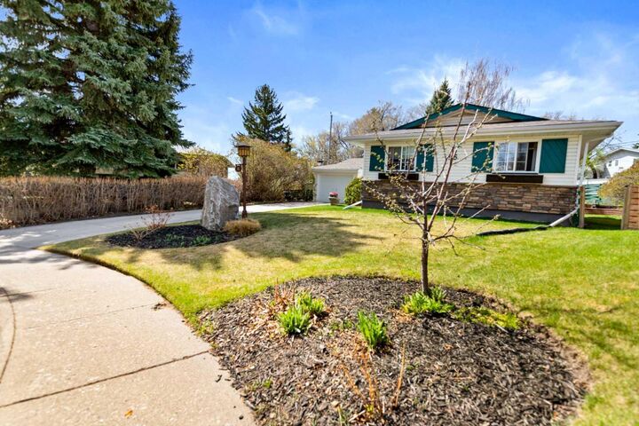 Property Photo:  55 Kelvin Place SW  AB T2V 2L2 