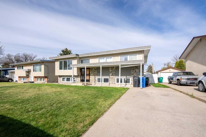 Property Photo:  2006 20 Street N  AB T1H 4B4 