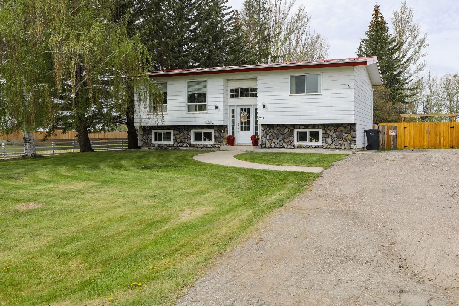 Property Photo:  264 S 3 Street W  AB T0K 1J0 