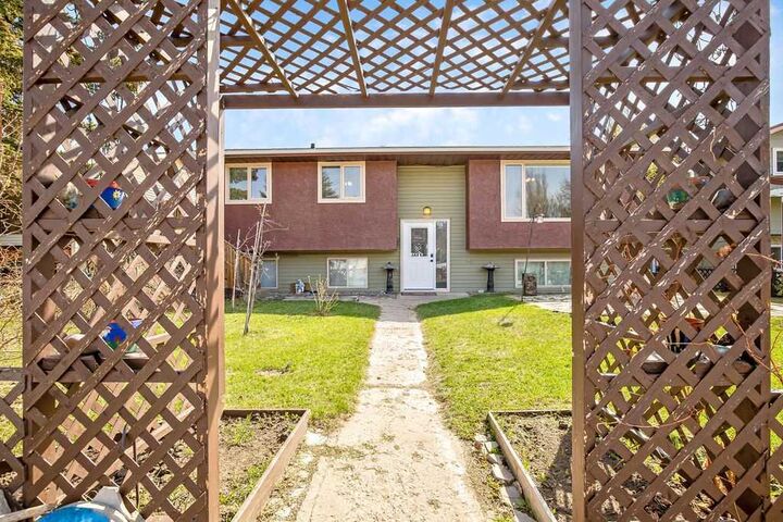 Property Photo:  13 Park Road  AB T1P 1H6 