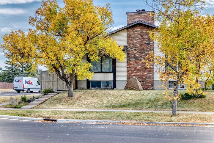Property Photo:  8432 Berkley Road NW  AB T3K 1B4 