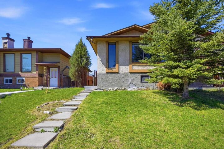 Property Photo:  62 Templeson Crescent NE  AB T1Y 5L8 
