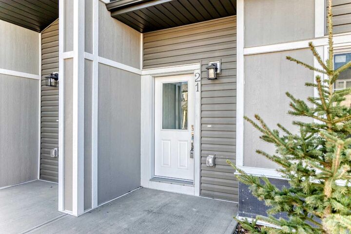 Property Photo: 21 Cornergate Place NE AB T3N 2K5