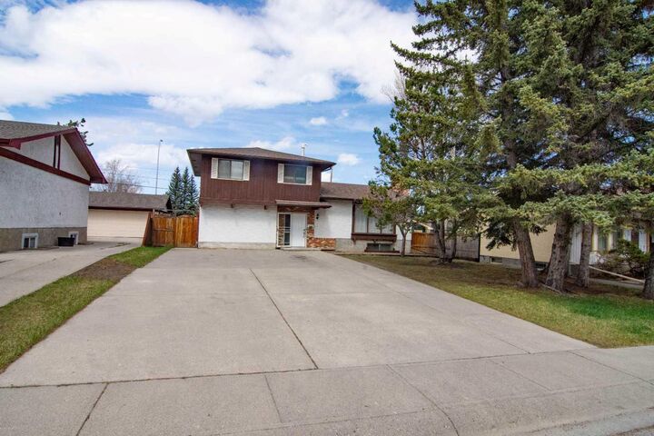 Property Photo:  2716 Cedar Ridge Drive SW  AB T2W 1X6 