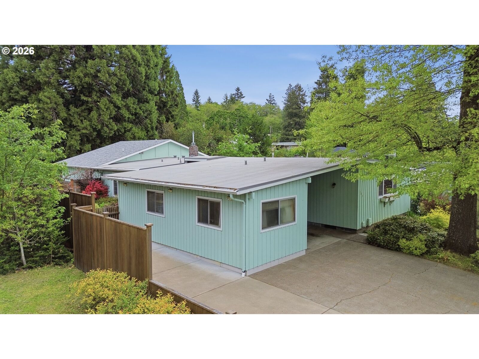 Property Photo:  105 E 39th Ave  OR 97405 