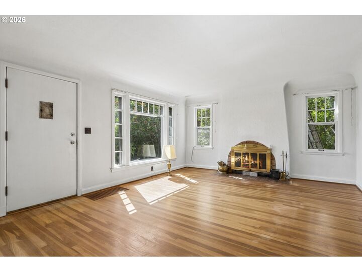 Property Photo:  731 NW Yamhill St  OR 97128 
