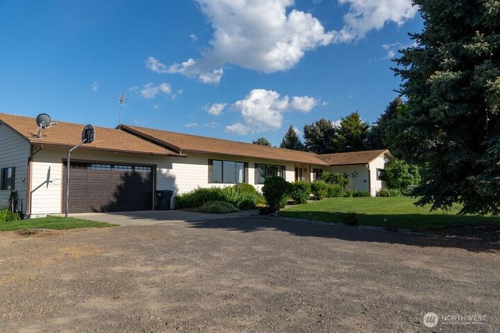 Property Photo:  94  Country Way  WA 99362 